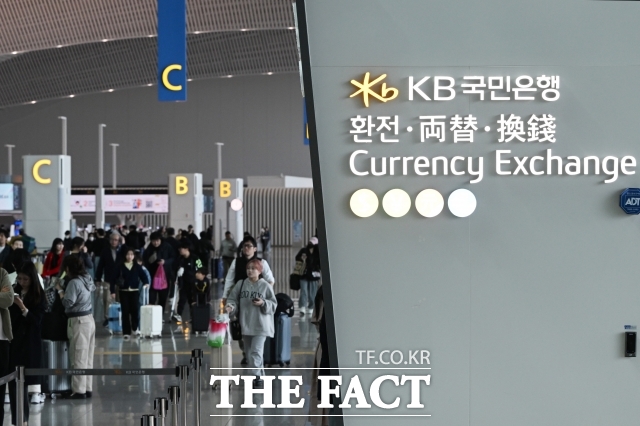 중동 정세를 둘러싼 지정학적 불확실성과 글로벌 달러 흐름이 맞물리며 원·달러 환율이 상승 출발했다. 지난달 30일 오전 인천국제공항 환전소 앞으로 여행객들이 지나고 있다. /김성렬 기자