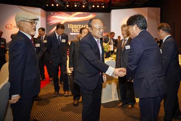 김승연 한화그룹 회장이 16일 북일학원 퇴직교사 초청만찬에 참석한 선생님들과 인사를 하고 있다. /한화그룹