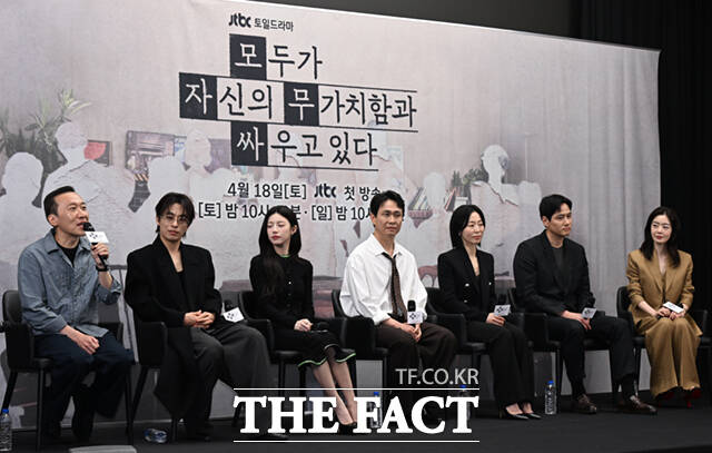 배우 오정세와 강말금, 고윤정, 차영훈 PD, 구교환, 한선화, 박해준(왼쪽부터)이 17일 서울 마포구 상암동 스탠포드호텔에서 열린 JTBC 새 토일드라마 '모두가 자신의 무가치함과 싸우고 있다' 제작발표회에 참석해 포즈를 취하고 있다. /이새롬 기자