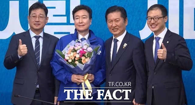 더불어민주당은 17일 전태진 변호사를 6·3 지방선거 및 재보궐선거 준비 과정에서의 당 1호 인재로 영입했다. 민주당은 전 변호사를 지선과 함께 치러지는 울산 남갑 국회의원 보궐선거에 전략공천할 것으로 보인다. 왼쪽부터 김태선 민주당 울산시당 위원장, 전 변호사, 정청래 대표, 김상욱 울산시장 후보. /민주당 유튜브 채널 캡쳐