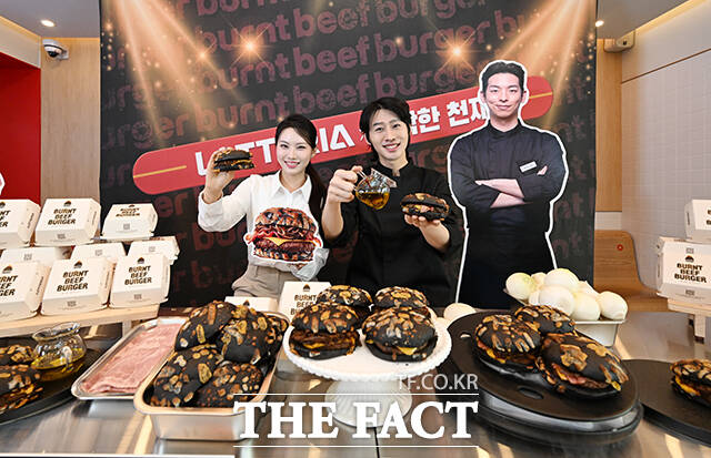 17일 오전 서울 용산구 롯데리아 숙대입구역점에서 신제품 '번트 비프버거' 출시 행사가 열린 가운데 모델들이 신제품을 선보이고 있다. /박헌우 기자