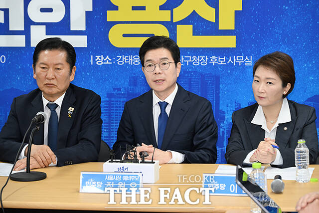 정청래 더불어민주당 대표(왼쪽)가 17일 오전 서울 용산구에 마련된 강태웅 용산구청장 후보 선거사무소에서 열린 현장 최고위원회의에 참석해 모두발언을 하고 있다. /박헌우 기자