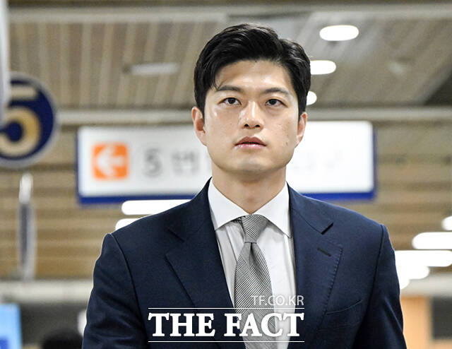 이날 추경호 전 원내대표 재판에 증인으로 채택된 김용태 국민의힘 의원이 재판정으로 향하고 있다.