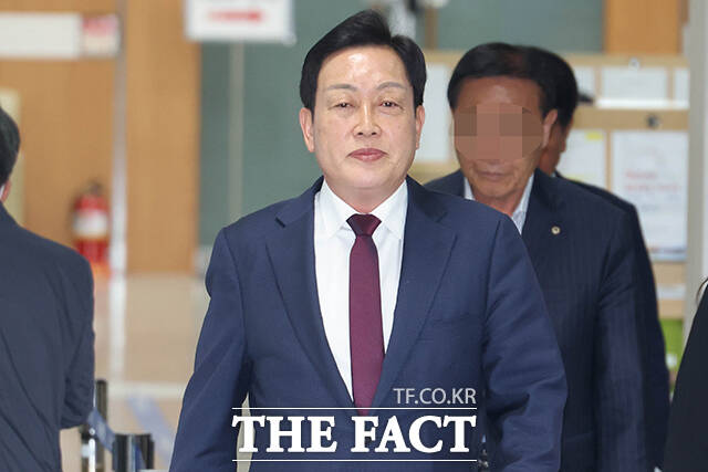 김선교 국민의힘 의원이 17일 오후 서울 서초구 서울중앙지방법원에서 열린 특정경제범죄 가중처벌 등에 관한 법률 위반(배임) 등 혐의 관련 공판에 출석하고 있다. /박헌우 기자