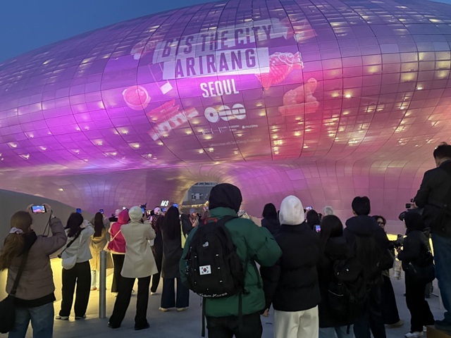 그룹 방탄소년단(BTS) 관련 행사 기간 동대문디자인플라자(DDP) 방문객 수가 전년 동기 대비 약 2만7000명 증가했다. 사진은 BTS 컴백을 기념한 미디어 파사드 라이트 쇼 'DDP 뮤직라이트'가 진행되는 모습. /서울디자인재단