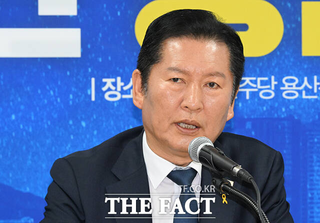 정청래 더불어민주당 대표(왼쪽)가 17일 오전 서울 용산구에 마련된 강태웅 용산구청장 후보 선거사무소에서 열린 현장 최고위원회의에 참석해 모두발언을 하고 있다. /박헌우 기자