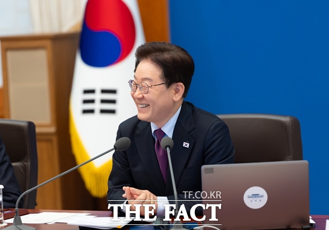 이재명 대통령이 9일 청와대에서 주재한 제29차 수석보좌관회의에서 미소를 짓고 있다. /청와대