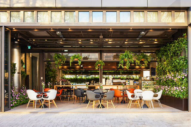 동서식품이 봄을 맞아 커피 복합문화공간인 '맥심플랜트'를 새로 조성했다. 맥심플랜트는 서울 한남동에 있으며, 2018년 4월 오픈 후 7년 만에 누적 방문객 155만명을 돌파했다. /동서식품