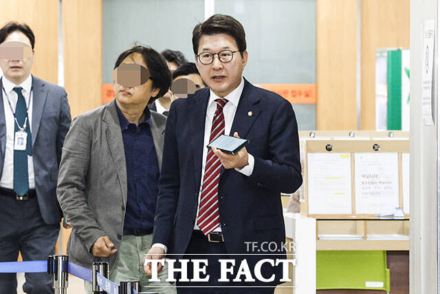 신동욱 국민의힘 의원이 17일 오후 서울 서초구 서울중앙지방법원에서 열린 추경호 의원의 계엄 해제 표결 방해 혐의 관련 공판에 증인으로 출석하고 있다. /박헌우 기자