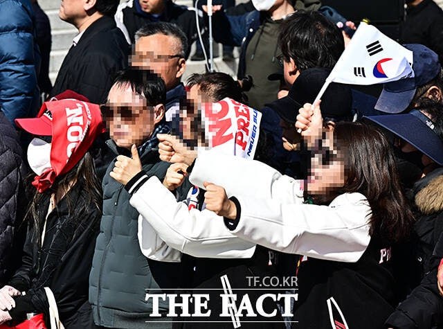 윤 어게인 지지자들이 지난 3월 3일 오후 국회 본청 앞 계단에서 열린 사법독립 헌정수호를 위한 대국민 호소 국민대장정 규탄대회에 참석해 있다. /배정한 기자