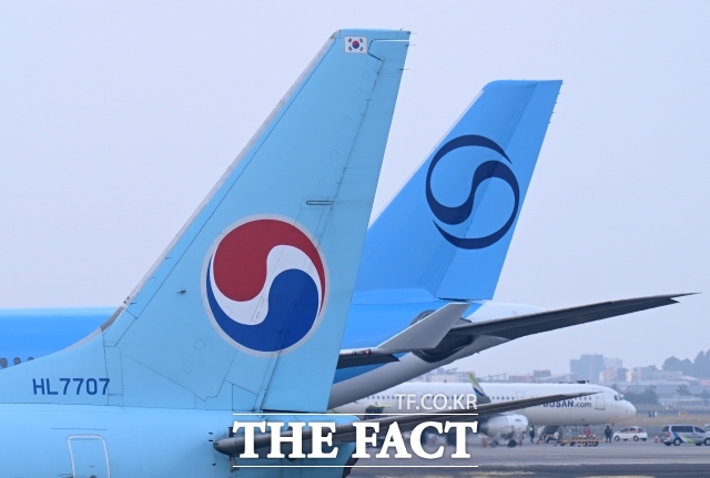 대한항공이 글로벌 항공 서비스 시상식에서 13관왕을 차지하며 기내 서비스 경쟁력을 입증했다. 사진은 인천공항 내 대한항공 여객기 사진. /이새롬 기자