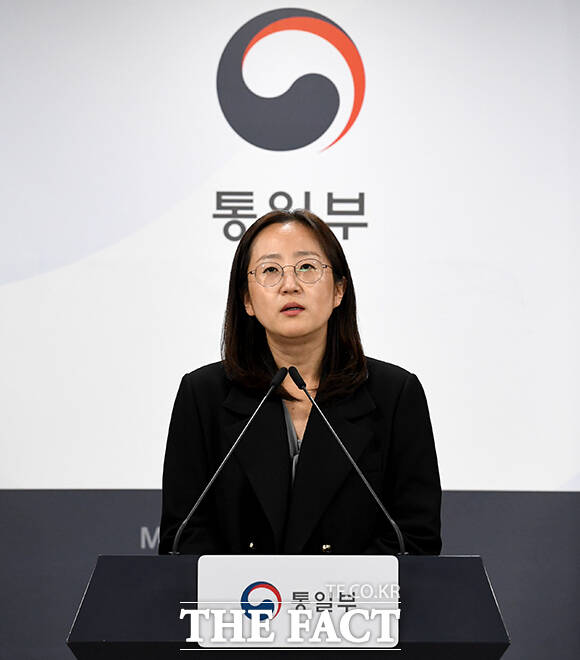 장윤정 통일부 부대변인이 17일 오전 서울 종로구 정부서울청사에서 현안 관련 정례브리핑을 하고 있다. /박상민 기자
