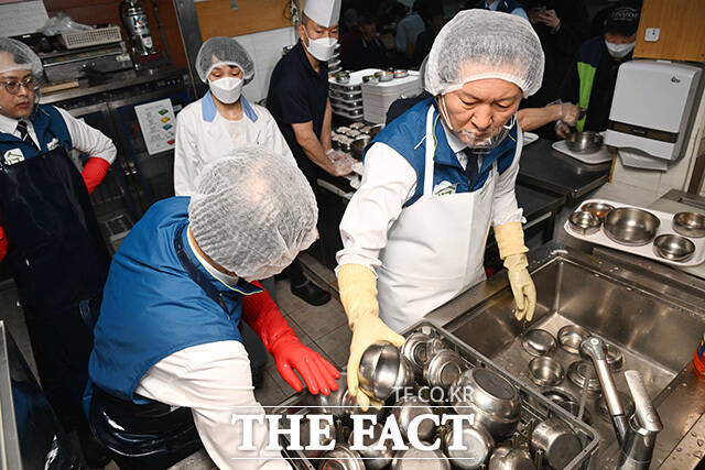 복지시설 만나샘 방문해 배식 봉사 하는 정 대표. /국회사진기자단