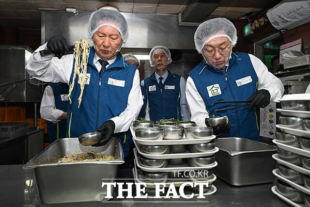 복지시설 만나샘 방문해 배식 봉사 하는 정 대표. /국회사진기자단