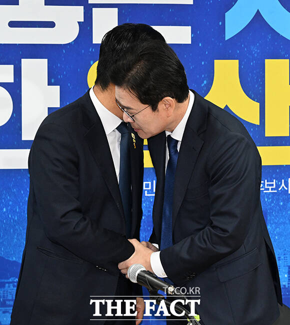 정원오 더불어민주당 서울시장 후보(오른쪽)가 17일 오전 서울 용산구에 마련된 강태웅 용산구청장 후보 선거사무소에서 열린 현장 최고위원회의에 앞서 정청래 더불어민주당 대표에게 귀엣말을 하고 있다. /박헌우 기자