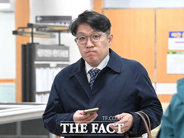 김건희 여사에게 공천을 받기 위해 고액의 그림을 전달한 혐의를 받는 김상민 전 검사가 지난 8일 오후 서울 서초구 서울중앙지방법원에서 열린 공판에 출석하고 있다. /박헌우 기자
