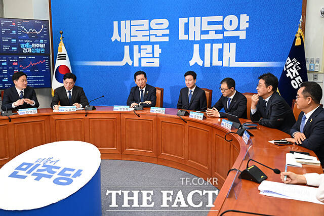 '1차 인재 영입' 인사말 하는 전태진 변호사.