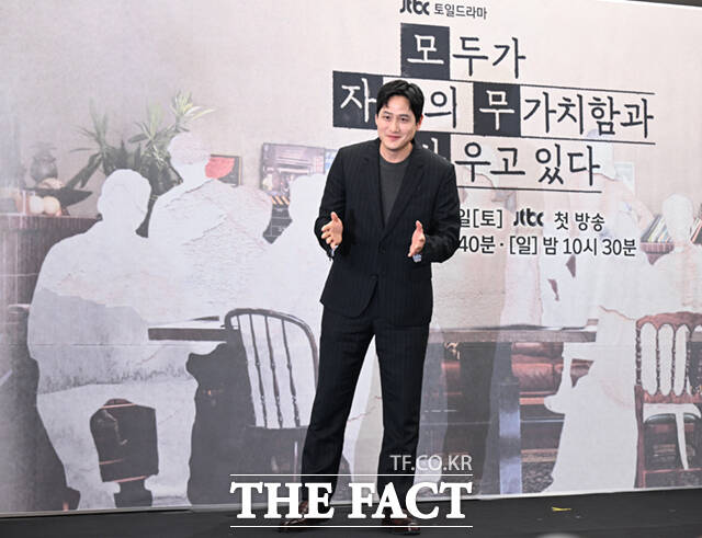 배우 박해준이 17일 서울 마포구 상암동 스탠포드호텔에서 열린 JTBC 새 토일드라마 '모두가 자신의 무가치함과 싸우고 있다' 제작발표회에 참석해 포스터 속 자신의 위치에서 포즈를 취하는 도중 중심을 잃으며 비틀거리고 있다. /이새롬 기자