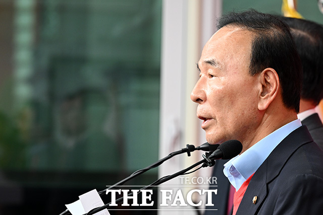 대구시장과 충북지사 경선 결과 발표하는 박덕흠 공관위원장(가운데).