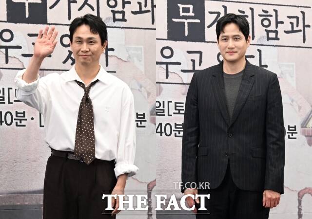 배우 오정세(왼쪽)와 박해준이 포즈를 취하고 있다.