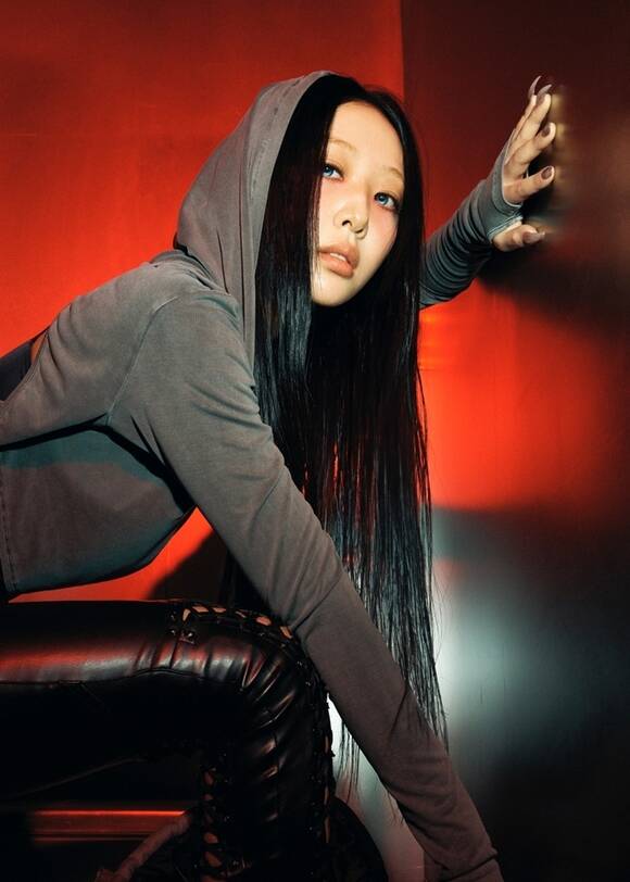 가수 이브가 17일 오후 1시 미니 4집 'NAIL'을 발매한다. '네일'을 오브제로 삼아 자신만의 '감각'을 표현하고 기록한 앨범이다. /파익스퍼밀