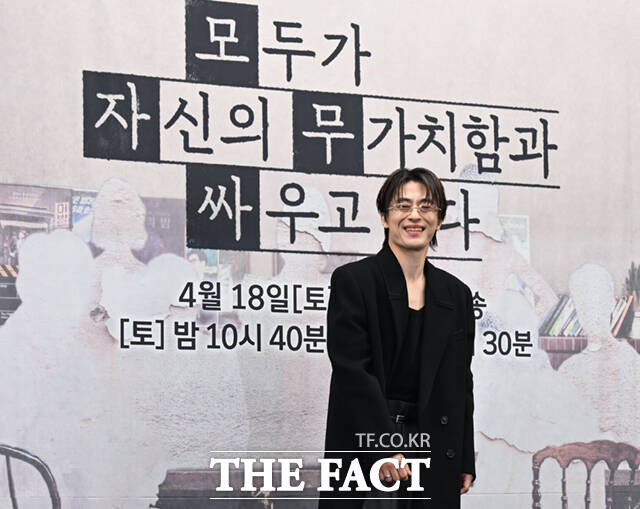 배우 구교환이 17일 서울 마포구 상암동 스탠포드호텔에서 열린 JTBC 새 토일드라마 '모두가 자신의 무가치함과 싸우고 있다' 제작발표회에 참석해 포즈를 취하고 있다. /이새롬 기자