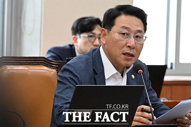 천 의원의 발언에 반론하는 김영환 더불어민주당 의원.