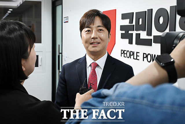 '후보 추가 접수' 경기도지사 후보 면접 참석한 이성배 전 MBC 아나운서(왼쪽)와 조광한 국민의힘 최고위원.