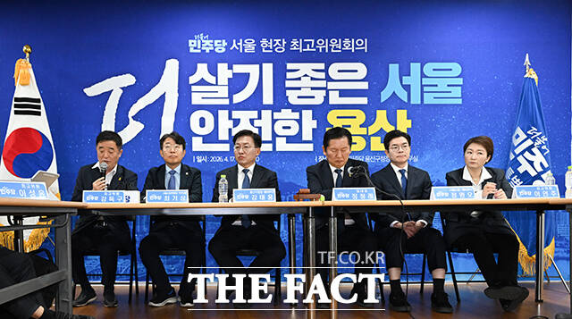 정청래 더불어민주당 대표가 17일 오전 서울 용산구에 마련된 강태웅 용산구청장 후보 선거사무소에서 열린 현장 최고위원회의에 참석해 피곤한듯 하품을 하고 있다. /박헌우 기자