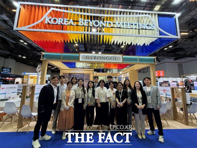 경기관광공사와 5개 기관 관계자들이 14~15일 싱가포르에서 열린 2026 미팅쇼 아시아퍼시픽에 참가해 기념 촬영을 하고 있다. /경기관광공사