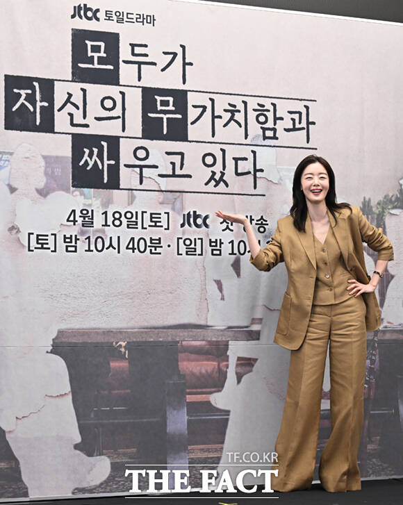 배우 오정세와 강말금, 고윤정, 차영훈 PD, 구교환, 한선화, 박해준(왼쪽부터)이 17일 서울 마포구 상암동 스탠포드호텔에서 열린 JTBC 새 토일드라마 '모두가 자신의 무가치함과 싸우고 있다' 제작발표회에 참석해 포즈를 취하고 있다. /이새롬 기자