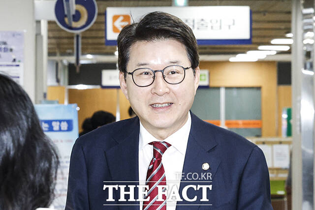 신동욱 국민의힘 의원이 17일 오후 서울 서초구 서울중앙지방법원에서 열린 추경호 의원의 계엄 해제 표결 방해 혐의 관련 공판에 증인으로 출석하고 있다. /박헌우 기자