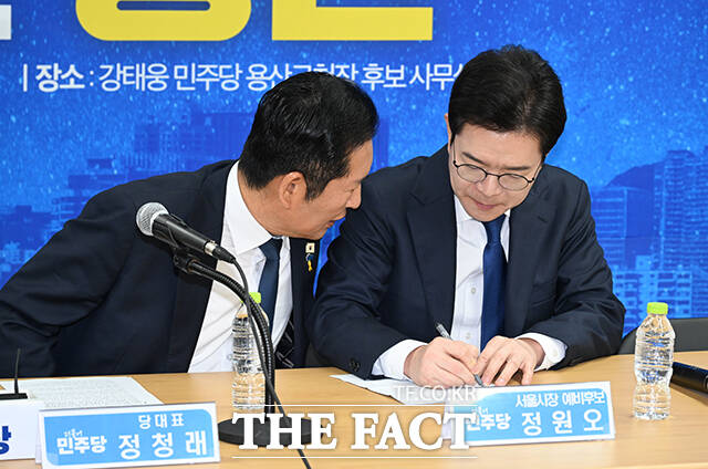 정원오 더불어민주당 서울시장 후보(오른쪽)가 17일 오전 서울 용산구에 마련된 강태웅 용산구청장 후보 선거사무소에서 열린 현장 최고위원회의에 앞서 정청래 더불어민주당 대표에게 귀엣말을 하고 있다. /박헌우 기자