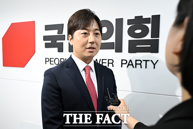 '후보 추가 접수' 경기도지사 후보 면접 참석한 이성배 전 MBC 아나운서(왼쪽)와 조광한 국민의힘 최고위원.