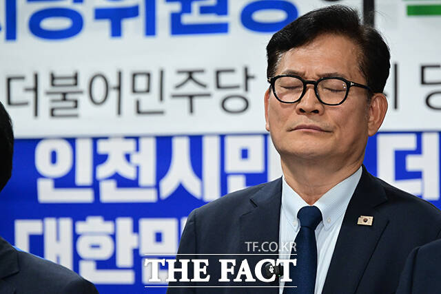 송영길 전 더불어민주당 대표는 돈봉투 살포 의혹 항소심에서 무죄를 선고받고 화려하게 복당한 뒤 즉각 6·3 국회의원 재보궐선거 출마 의지를 드러냈지만, 그의 출마지는 아직도 베일에 싸여 있다. 당이 송 전 대표를 어느 곳에 배치하느냐에 따라 재보궐선거 구도 또한 요동칠 수 있다는 분석이다. 사진은 송 전 대표가 지난 2월 20일 인천 남동구 민주당 인천광역시당에서 복당신청서를 제출한 후 생각에 잠긴 모습. /남윤호 기자