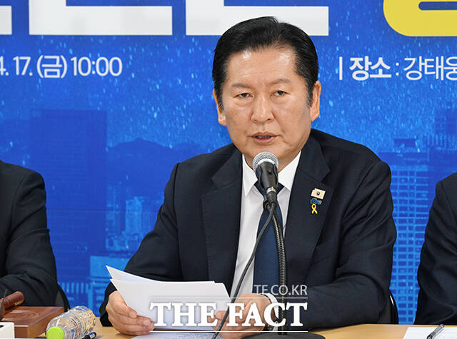 정청래 더불어민주당 대표(왼쪽)가 17일 오전 서울 용산구에 마련된 강태웅 용산구청장 후보 선거사무소에서 열린 현장 최고위원회의에 참석해 모두발언을 하고 있다. /박헌우 기자