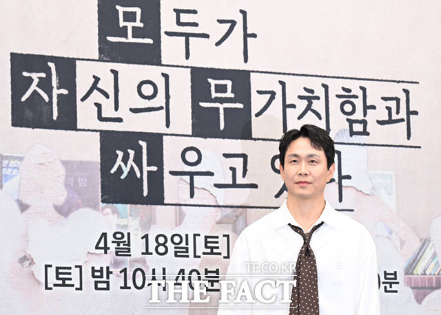 배우 오정세와 강말금, 고윤정, 차영훈 PD, 구교환, 한선화, 박해준(왼쪽부터)이 17일 서울 마포구 상암동 스탠포드호텔에서 열린 JTBC 새 토일드라마 '모두가 자신의 무가치함과 싸우고 있다' 제작발표회에 참석해 포즈를 취하고 있다. /이새롬 기자