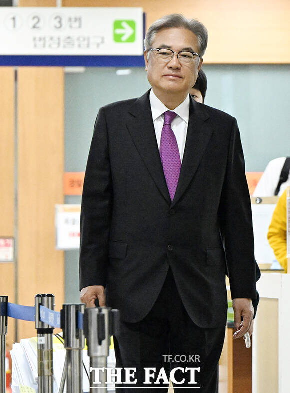 정진석 전 대통령비서실장이 17일 오전 서울 서초구 서울중앙지방법원에서 열린 헌법재판관 미임명·졸속 지명 등 혐의 재판에 출석하고 있다. /남윤호 기자