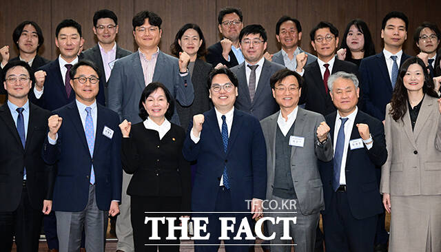 송경희 개인정보보호위원장(앞줄 왼쪽에서 세 번째)과 김도승 개인정보보호법학회장(앞줄 가운데) 등 내빈들이 기념촬영 하는 모습.