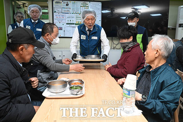 복지시설 만나샘 방문해 배식 봉사 하는 정 대표. /국회사진기자단