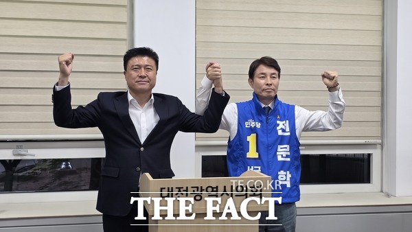 김종천 더불어민주당 대전시 서구청장 예비후보(왼쪽)가 17일 대전시의회 기자실에서 기자회견을 열고 전문학 더불어민주당 대전시 서구청장 예비후보(오른쪽)지지를 선언하고 있다. /정예준 기자