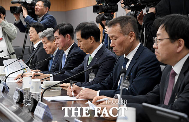 간담회에 참석한 철강산업계 대표들이 이 위원장(오른쪽)의 발언을 경청하고 있다.