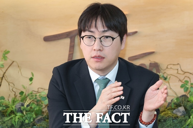 하정우 청와대 AI미래기획수석이 8일 서울 종로구 더룸탁트인에서 <더팩트> 등 매체와 공동인터뷰를 진행하고 있다. /뉴스핌·이투데이 공동제공