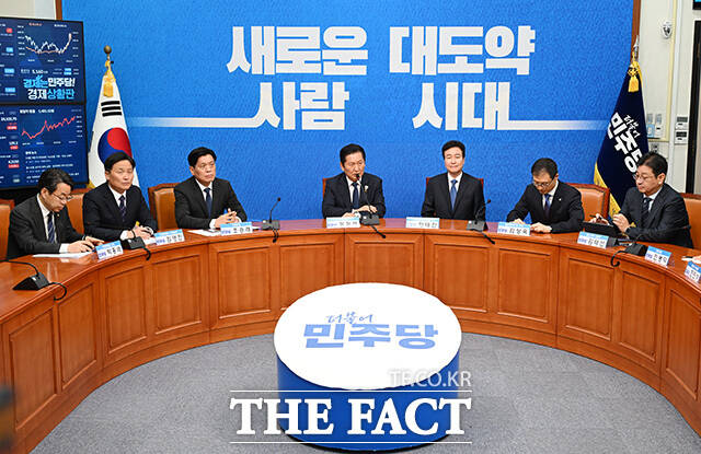 '1차 인재 영입' 인사말 하는 전태진 변호사.