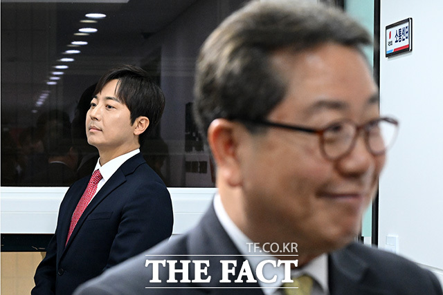 '후보 추가 접수' 경기도지사 후보 면접 참석한 이성배 전 MBC 아나운서(왼쪽)와 조광한 국민의힘 최고위원.