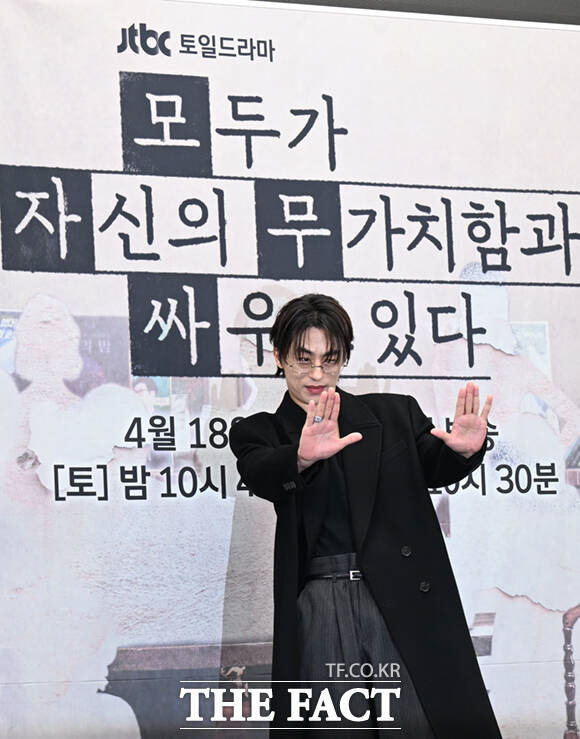 배우 구교환이 17일 서울 마포구 상암동 스탠포드호텔에서 열린 JTBC 새 토일드라마 '모두가 자신의 무가치함과 싸우고 있다' 제작발표회에 참석해 포즈를 취하고 있다. /이새롬 기자