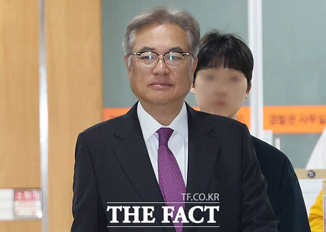 정진석 전 대통령비서실장이 17일 오전 서울 서초구 서울중앙지방법원에서 열린 헌법재판관 미임명·졸속 지명 등 혐의 재판에 출석하고 있다. /남윤호 기자