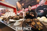  롯데리아X삐딱한 천재 '번트 비프버거' [포토]