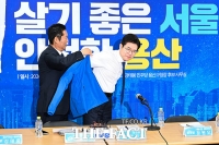  정원오 후보에게 점퍼 입혀주는 정청래 당대표 [TF사진관]