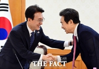  남경필 은구 대표와 인사 나누는 김민석 국무총리 [포토]